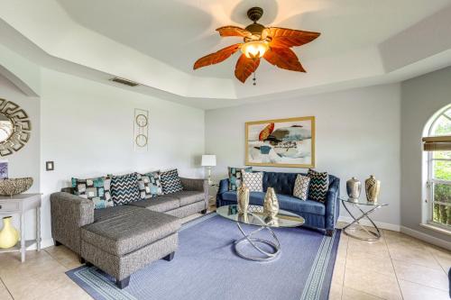 Area soggiorno di Family Home in Port St Lucie with Furnished Pergola!