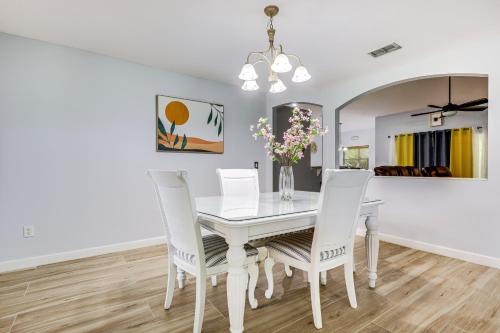 Foto dalla galleria di Family Home in Port St Lucie with Furnished Pergola! a Port Saint Lucie