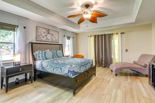 una camera da letto con un letto e un ventilatore a soffitto di Family Home in Port St Lucie with Furnished Pergola! a Port Saint Lucie