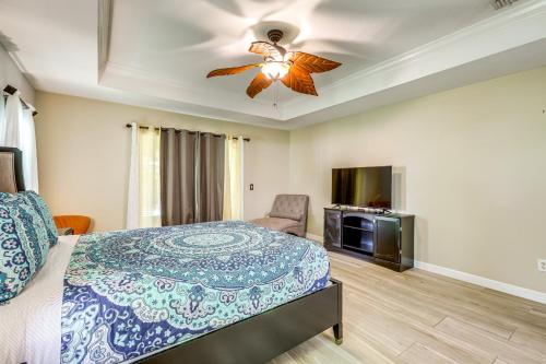 TV o dispositivi per l'intrattenimento presso Family Home in Port St Lucie with Furnished Pergola!