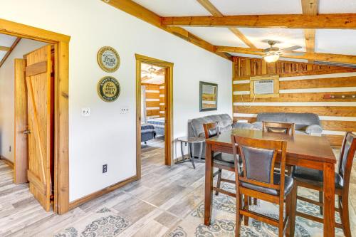Posezení v ubytování Rogersville Barn Apartment on 27 Acres with Pond!
