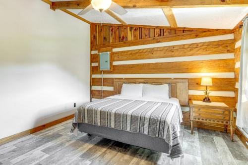 Postel nebo postele na pokoji v ubytování Rogersville Barn Apartment on 27 Acres with Pond!