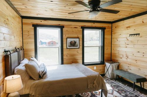 ein Schlafzimmer mit einem Bett und einem Deckenventilator in der Unterkunft "Valley View Lodge" RRG - Modern Stay w/ Hot-tub in Slade