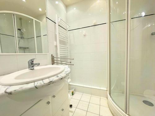 a white bathroom with a sink and a shower at Studio pour 3 avec balcon sud, au pied des pistes, Les Belleville - FR-1-452-191 in Les Menuires