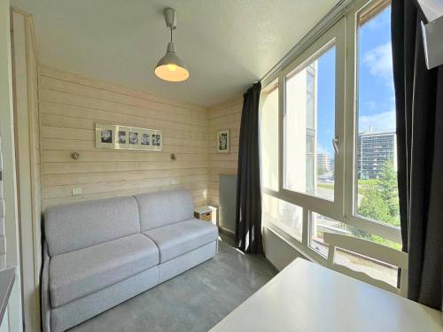 Ένα ή περισσότερα κρεβάτια σε δωμάτιο στο Charmant studio aux Ménuires pour 2, pied des pistes, proche commerces, équipements modernes - FR-1-452-87