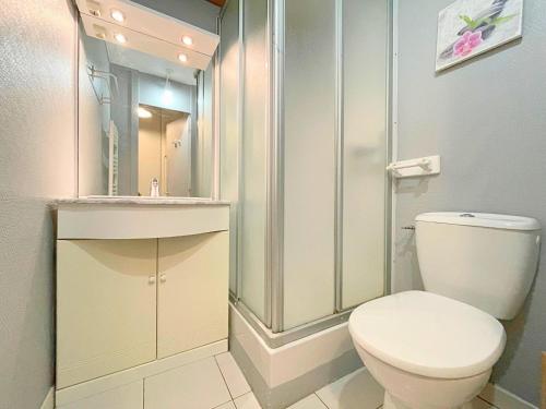 Ένα μπάνιο στο Charmant studio aux Ménuires pour 2, pied des pistes, proche commerces, équipements modernes - FR-1-452-87