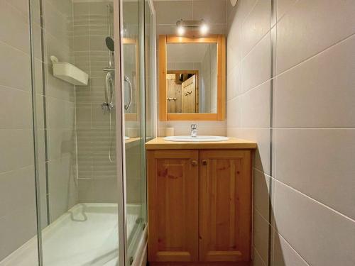 une salle de bains avec douche, lavabo et miroir dans l'établissement Studio rénové style montagne pour 4 pers aux Menuires, balcon est, accès direct pistes - FR-1-452-22, aux Menuires