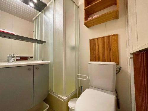 une petite salle de bain avec toilettes et lavabo dans l'établissement Studio Les Menuires pour 4 pers avec animaux admis et casier à skis - FR-1-452-231, aux Menuires
