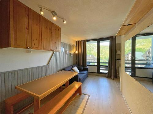 un salon avec une table et un canapé dans l'établissement Studio avec coin chambre, balcon, cuisine équipée, pied des pistes - Les Ménuires - FR-1-452-262, aux Menuires