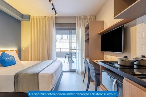 a hotel room with a bed and a kitchen at Roomo Transamerica SP Vila Clementino in Sao Paulo