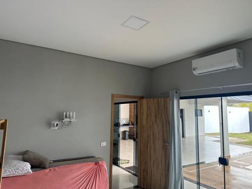 Ένα ή περισσότερα κρεβάτια σε δωμάτιο στο Moderna área com Wi-Fi e ar condicionado