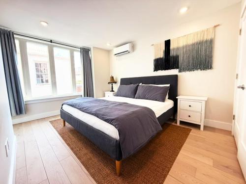 una camera con letto king-size e due finestre di The Executive - Center-City - 3BR-4Bath-Private-Garage a Philadelphia
