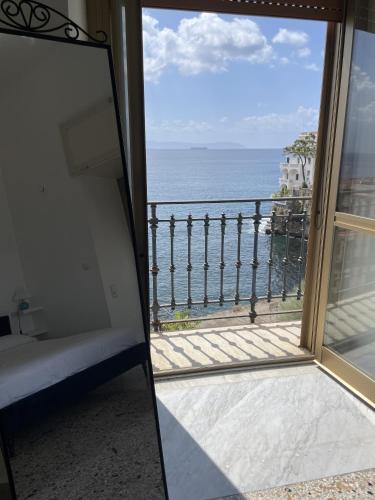 Casa Parthenope, a window on the sea