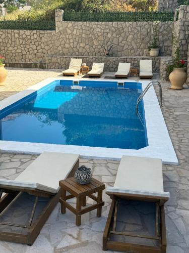 Bazén v ubytování Monte Lastva Apartments nebo v jeho okolí