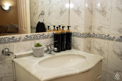a bathroom with a sink and a mirror at Hostal el Valle in Angol