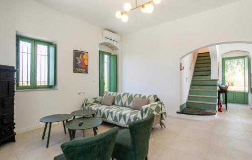 Χώρος καθιστικού στο 3 Bedroom Amazing Home In Ragusa