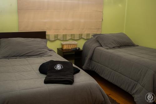 two beds sitting next to each other in a room at Hostal el Valle in Angol