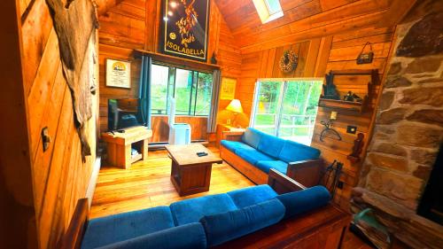 a living room with a blue couch in a cabin at Claycomb Chalets in Champion