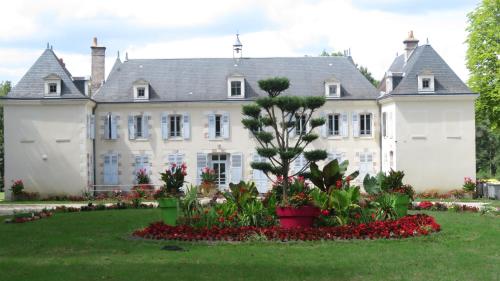 a large white house with a garden in front of it at Gite en Sologne, -Châteaux de la Loire, Beauval - in Millançay