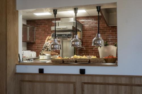 Logis Hotel de l'Artubyにあるキッチンまたは簡易キッチン