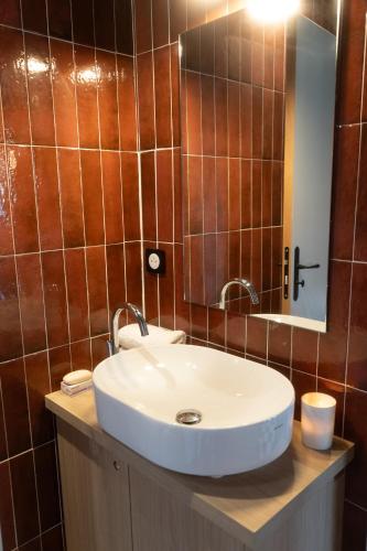 SéranonにあるLogis Hotel de l'Artubyの白い洗面台と鏡のあるバスルーム