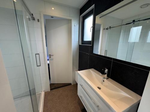 a bathroom with a sink and a mirror at Enkhuizer Strand Chalet Meeresruhe Haus Nr 207 in Enkhuizen