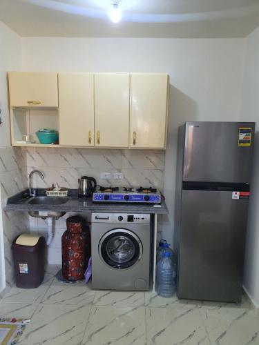 Η κουζίνα ή μικρή κουζίνα στο الساحل الشمالي قرية سانتوريني شاليه غرفة وريسبشن