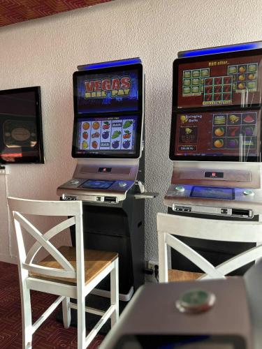 a room with two video game machines and a chair at Burning Bridge Motell & Vandrarhem in Götene