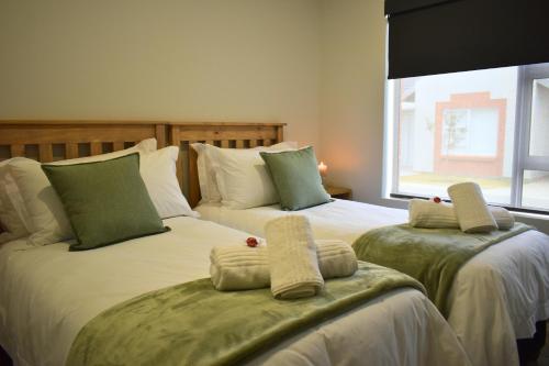 two beds sitting next to each other in a bedroom at Luxury 2 bed York Retreat - Townhouse 3 - 1 on york in George
