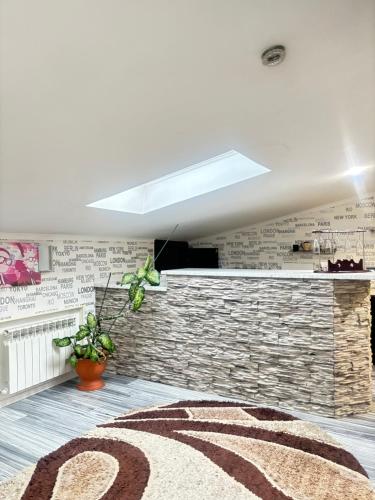 Μια τηλεόραση ή/και κέντρο ψυχαγωγίας στο Stone City Apartment in Park Zone