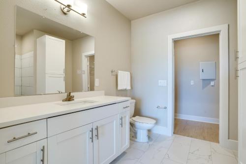 ein weißes Badezimmer mit Waschbecken und Toilette in der Unterkunft Commute to Fort Worth Newly Built Apt with Pool in Crowley