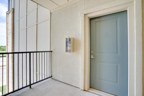 Galeriebild der Unterkunft Commute to Fort Worth Newly Built Apt with Pool in Crowley