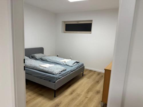 a bedroom with a bed in a room with a window at Priestranny 3-izbovy apartman in Brenner