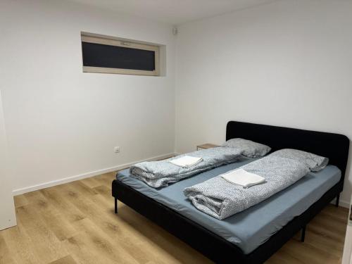 a bedroom with a bed with two towels on it at Priestranny 3-izbovy apartman in Brenner
