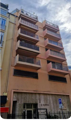 un grand bâtiment avec des balcons sur le côté dans l'établissement Centre de Nice - Musiciens - Maréchal - Balcon 500m Promenade des Anglais, à Nice