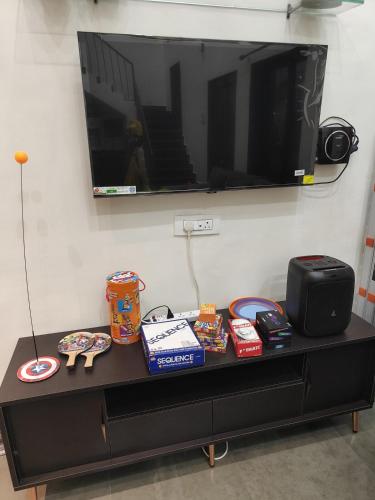 Una televisión o centro de entretenimiento en The Sukh House