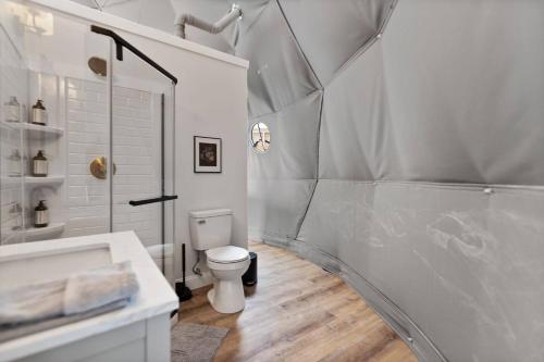 ein weißes Badezimmer mit Dusche und Toilette in der Unterkunft "Bluegrass Bluff" - The Overlook LUX Dome - RRG in Stanton