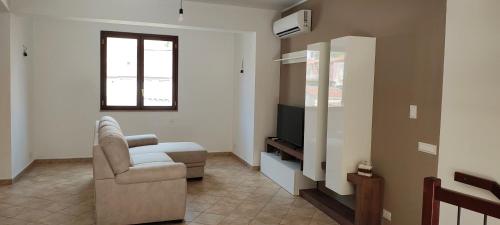 a living room with a chair and a television at Tra mare e collina in Condrò