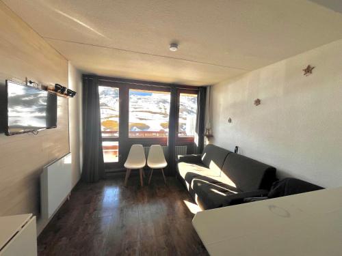 un soggiorno con un divano e una finestra di Studios au pied des pistes , La Mongie Tourmalet, balcon plein Sud a La Mongie