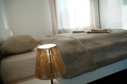 Postel nebo postele na pokoji v ubytování Ferienhaus Zentral, nahe Legoland und Stadtmitte, Flussblick - Perfekt für Familien, Geschäftstreffen, Monteure und mehr!