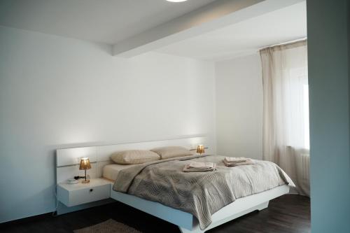 Ένα ή περισσότερα κρεβάτια σε δωμάτιο στο Ferienhaus Zentral, nahe Legoland und Stadtmitte, Flussblick - Perfekt für Familien, Geschäftstreffen, Monteure und mehr!