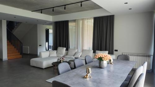 Ruang duduk di Kachreti Ambassadori Golf Resort, Villa 8