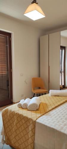 a bedroom with two beds with towels on them at Tra mare e collina in Condrò