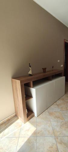 a wooden shelf with a cat sitting on top of it at Tra mare e collina in Condrò