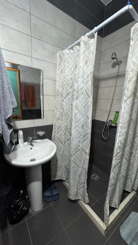 Bilik mandi di Cozy Corner Flat