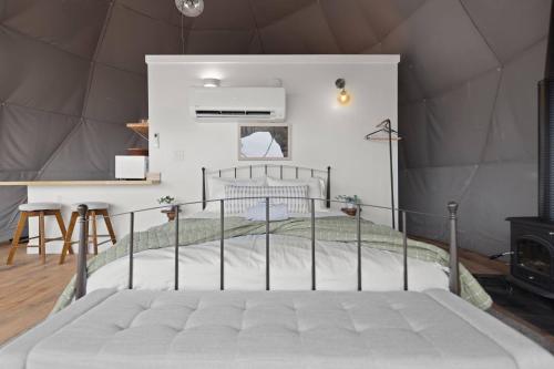 Ένα ή περισσότερα κρεβάτια σε δωμάτιο στο "Cloud Chaser" - The Overlook LUX Dome - RRG