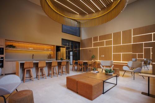 a lobby with a table and chairs and a kitchen at v3rso Jardins in Sao Paulo