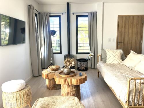 ein Wohnzimmer mit einer Couch und einem Couchtisch in der Unterkunft Casa Laura - Casa en Chapa zona Cruz del Sur para 5 PAX - Hola Sur in Chapadmalal