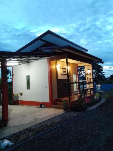 a small house with a porch and a building at บ้านพักริมน้ำหนองคาย in Ban Na Kai