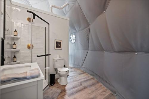 Ένα μπάνιο στο "Hickory Heights" - The Overlook LUX Dome - RRG